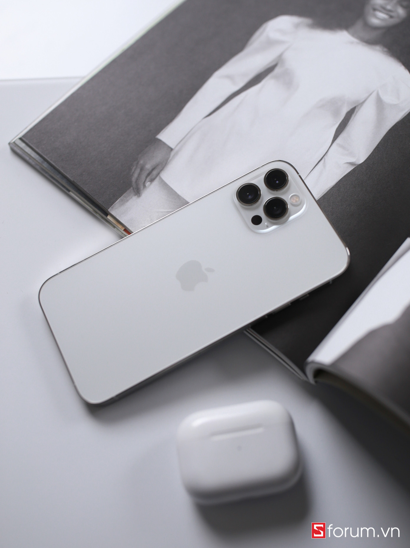 Cận cảnh iPhone 12 Mini, 12 Pro Max trước ngày mở bán: Bạn là team “tay nhỏ” hay “tay to“? ảnh 4
