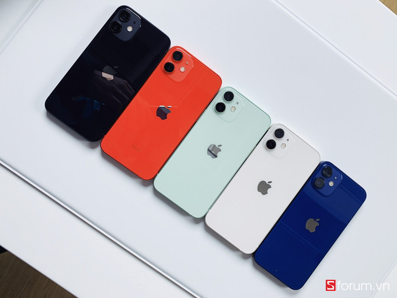 iPhone 12 mini sẽ được bán ra với đầy đủ các tùy chọn màu sắc bao gồm: đen, đỏ, xanh mint, trắng và xanh lam. Cận cảnh iPhone 12 Mini, 12 Pro Max trước ngày mở bán: Bạn là team “tay nhỏ” hay “tay to“? ảnh 11