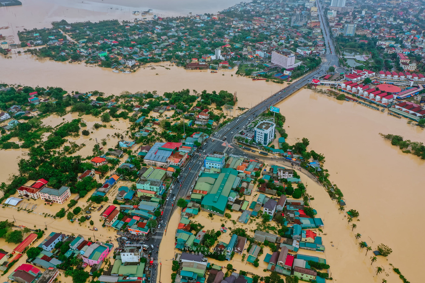 Chùm ảnh Quảng Trị ngập trong “biển” lũ chụp từ flycam: Thương lắm, miền Trung ơi! ảnh 10