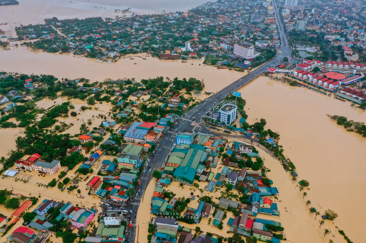 Chùm ảnh Quảng Trị ngập trong “biển” lũ chụp từ flycam: Thương lắm, miền Trung ơi! ảnh 10