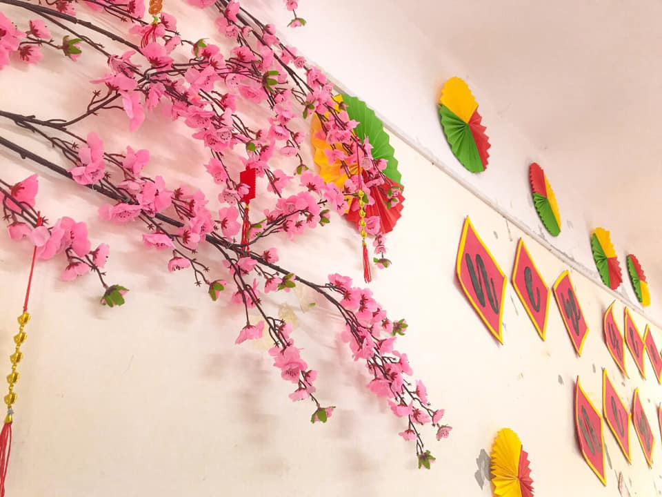 Teen Ninh Bình trang hoàng lớp học đón Tết: Lì xì, câu đối đỏ, bánh chưng xanh đều có đủ! ảnh 9