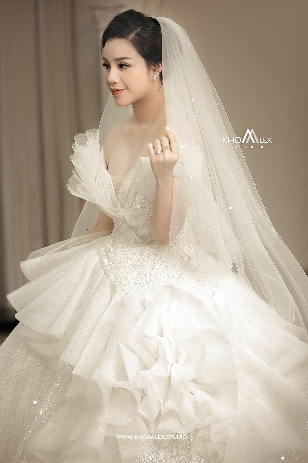 Ảnh cưới của Bùi Tiến Dũng - Khánh Linh: Bộ váy cô dâu khiến dân mạng choáng ngợp! ảnh 5