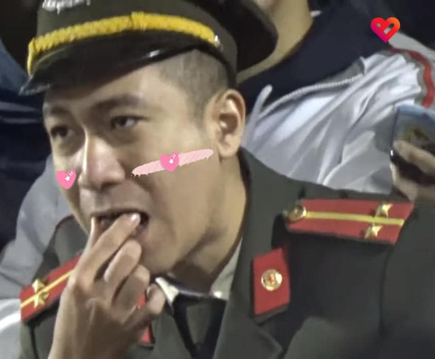 Hành động dễ thương của HLV Park Hang Seo: Chia thanh kẹo cho cán bộ an ninh ngồi cạnh ảnh 5