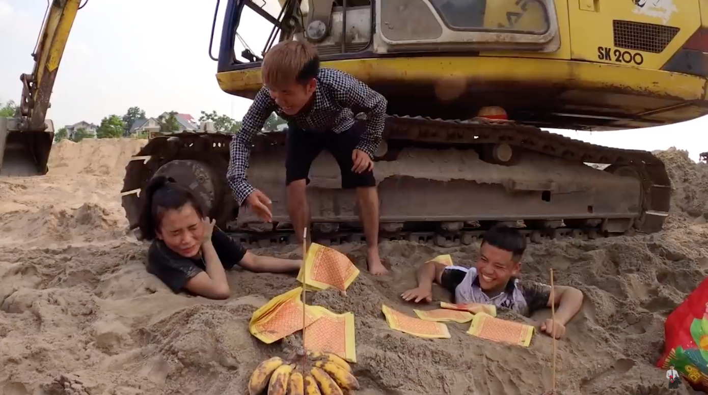 Sau khi bị phạt vì nấu cháo gà nguyên lông, Hưng Vlog lại gây tranh cãi với món gà mới ảnh 8