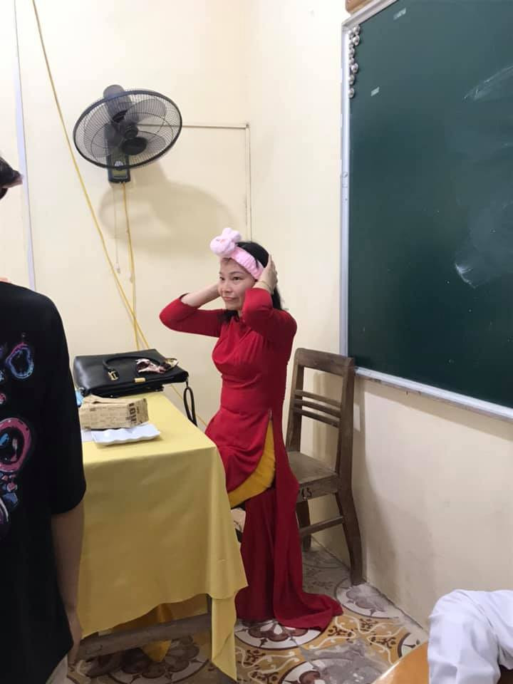 Cô giáo phải "thử" ngay món quà vừa nhận được này... (Ảnh: Dũngg Nguyễnn) Những món quà của “hội nam sinh lớp người ta“: Từ chất phát ngất tới siêu lầy lội! ảnh 6