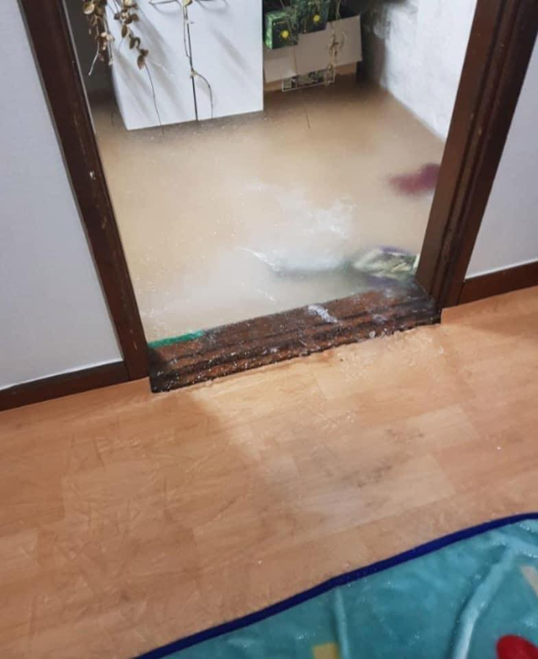 Cô gái đùa rằng khéo phải tìm tới thợ khoan cắt bê tông để xử lý... (Ảnh: Trang Mèo) -18 độ, cô gái Việt ở Hàn làm theo bí kíp chống đóng băng đường ống nước và nhận kết đắng ảnh 4