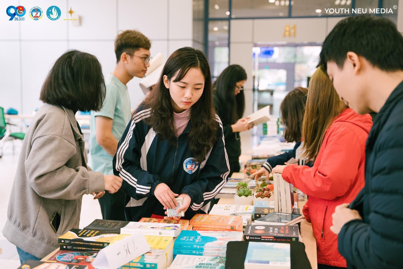 Triển lãm “Vang bóng” và triển lãm “Tái sinh“: Chuỗi sự kiện chào năm mới NEU GLORY NIGHT ảnh 4