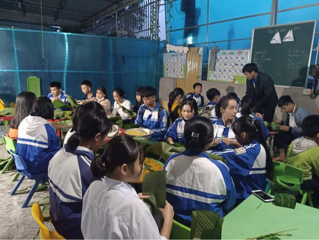 Nghệ An: Teen cùng thầy cô thức trắng đêm gói bánh chưng cứu trợ đồng bào miền Trung ảnh 5