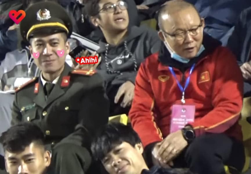 Hành động dễ thương của HLV Park Hang Seo: Chia thanh kẹo cho cán bộ an ninh ngồi cạnh ảnh 6