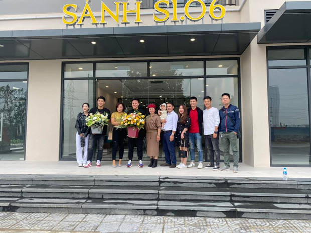 Quang Hải nhận bàn giao nhà mới vào chiều 2/11 cùng người thân và bạn bè. Dân mạng tấn công Facebook của Quang Hải giữa ồn ào Huỳnh Anh là “người thứ ba“ ảnh 5