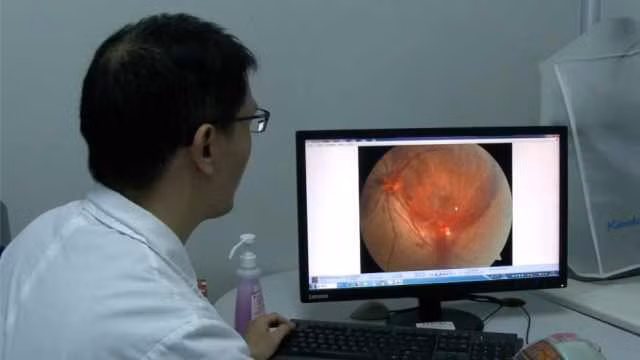 Người đàn ông suýt bị mù chỉ sau một đêm, hóa ra là do thói quen nhiều người mắc phải ảnh 1