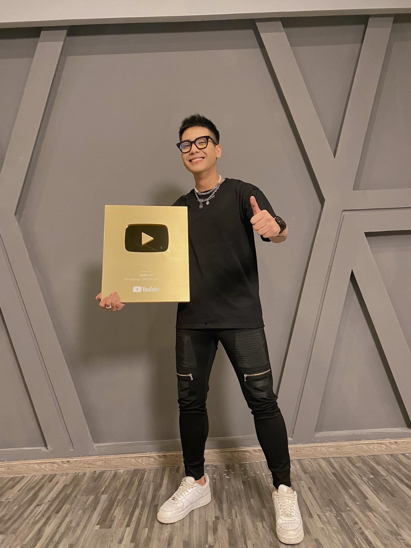 Nam ca sĩ Quân A.P mới nhận được nút Vàng YouTube vào tháng 11 này. Quân A.P “thả thính” poster mới kết hợp với ca sĩ giấu tên nhưng vẫn bị “soi” ra nữ chính ảnh 1