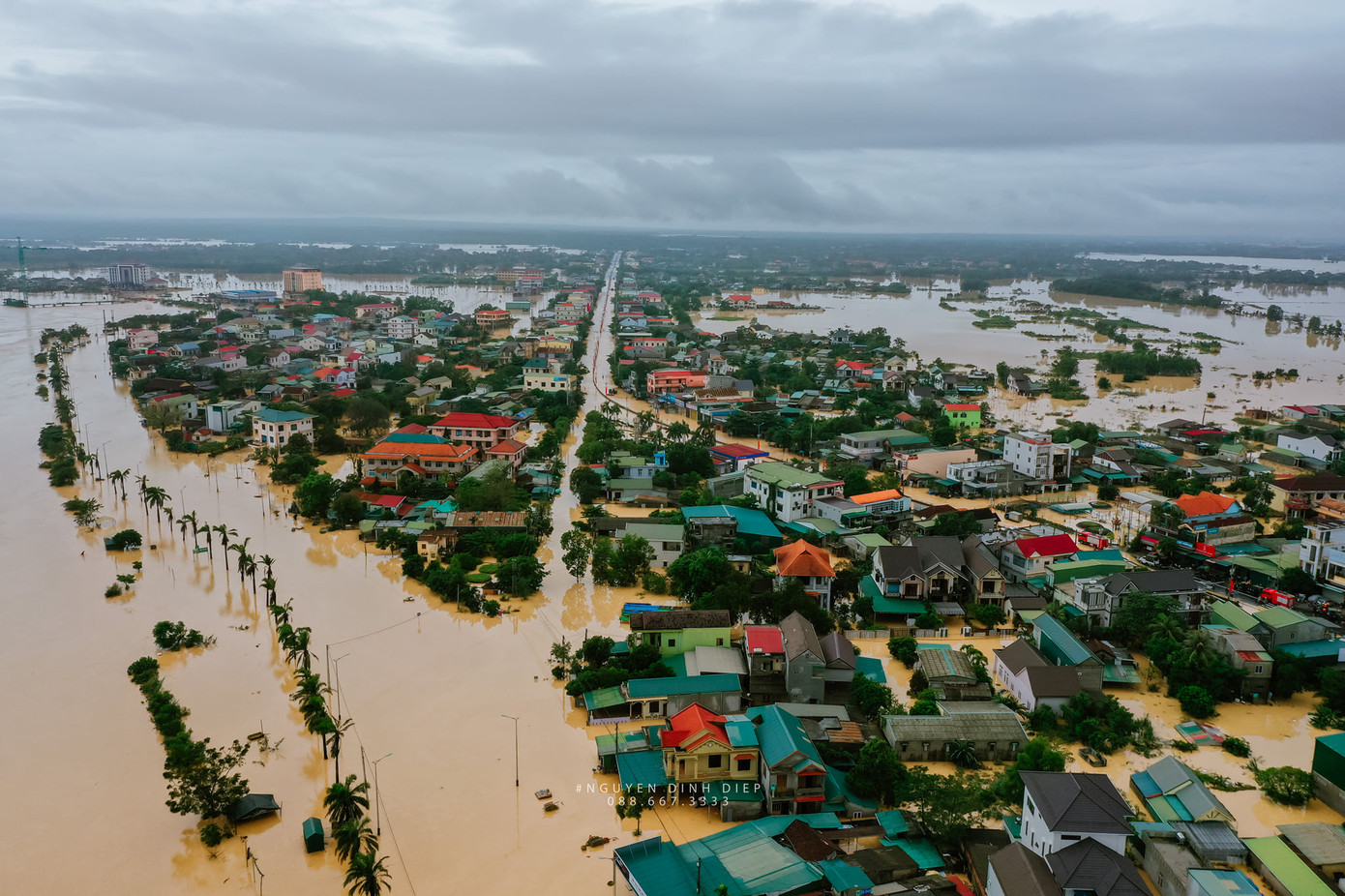 Chùm ảnh Quảng Trị ngập trong “biển” lũ chụp từ flycam: Thương lắm, miền Trung ơi! ảnh 9