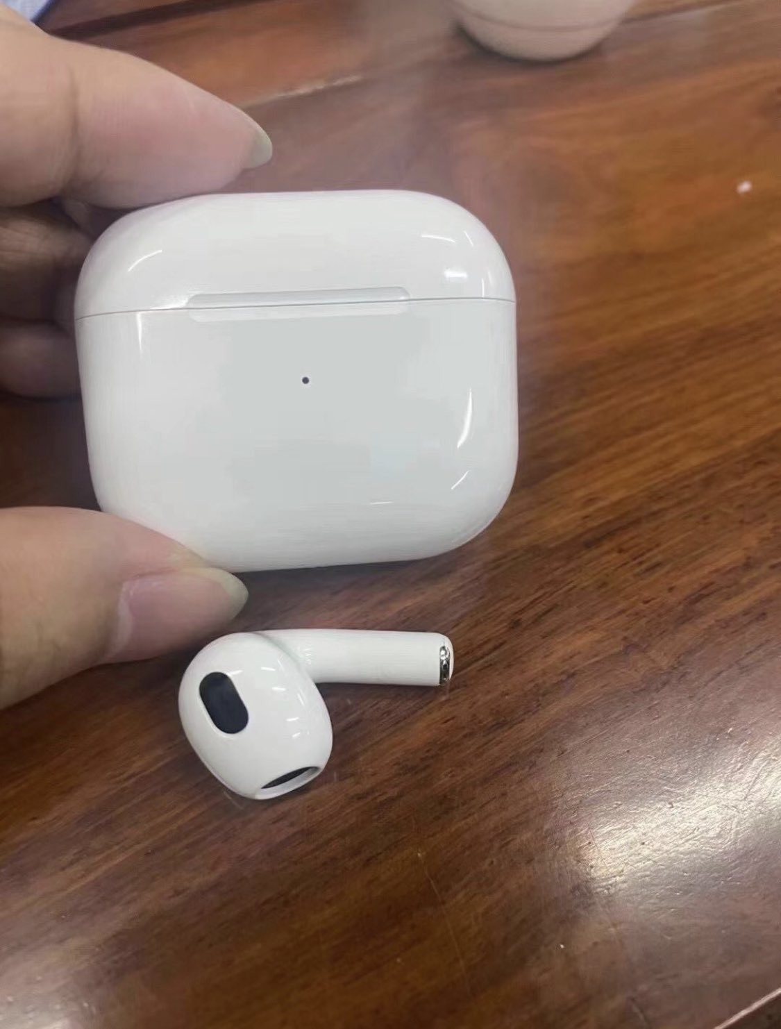 AirPods 3 với thiết kế gần giống AirPods Pro, phần thân nhỏ gọn, sẽ ra mắt vào 23/3 tới? ảnh 3