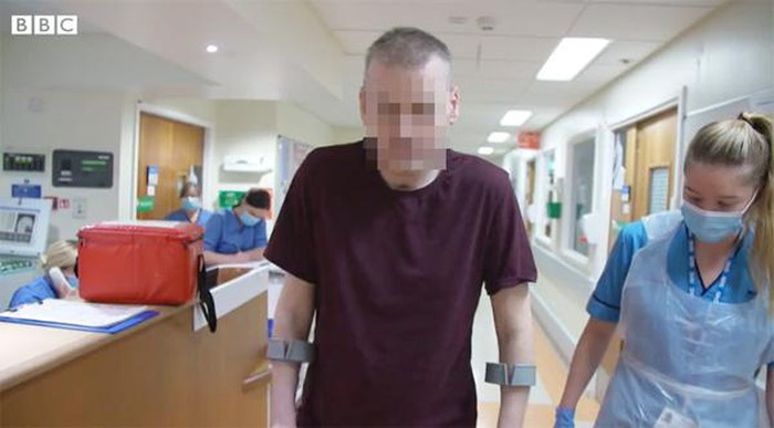 Anh dỡ cách ly xã hội, phi công người Anh cảnh báo “đừng chủ quan với virus corona“ ảnh 2