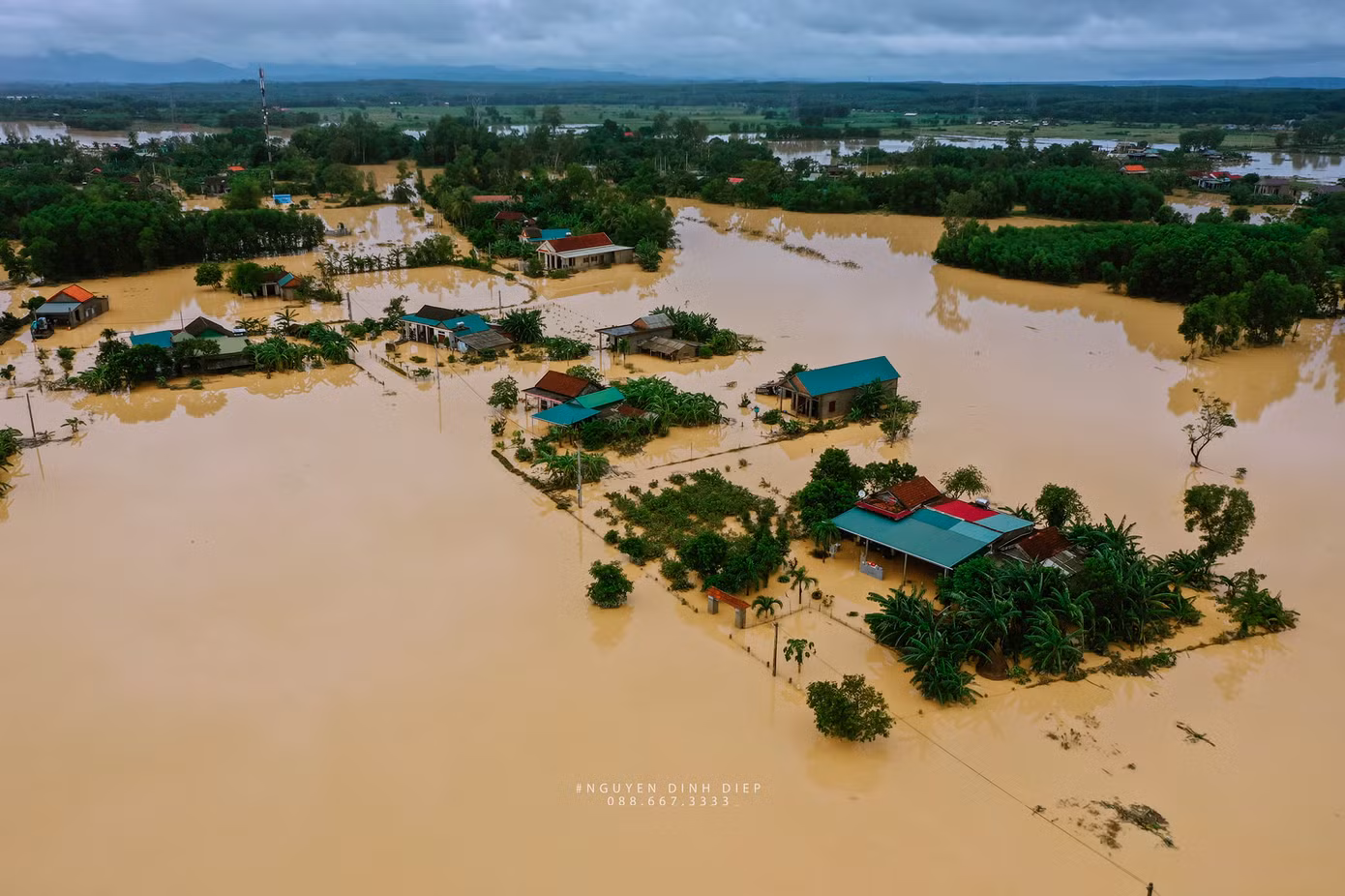 Chùm ảnh Quảng Trị ngập trong “biển” lũ chụp từ flycam: Thương lắm, miền Trung ơi! ảnh 1