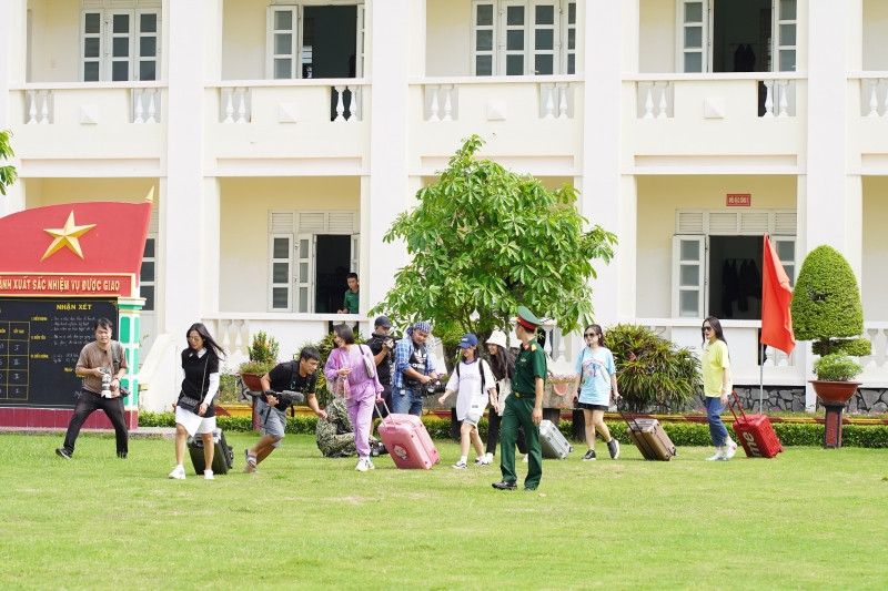 Sao Nhập Ngũ 2020: Hot YouTuber Hậu Hoàng nhút nhát, sợ sệt trong ngày đầu “nhập ngũ“ ảnh 2