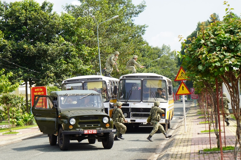 Sao Nhập Ngũ 2020: Hot YouTuber Hậu Hoàng nhút nhát, sợ sệt trong ngày đầu “nhập ngũ“ ảnh 1