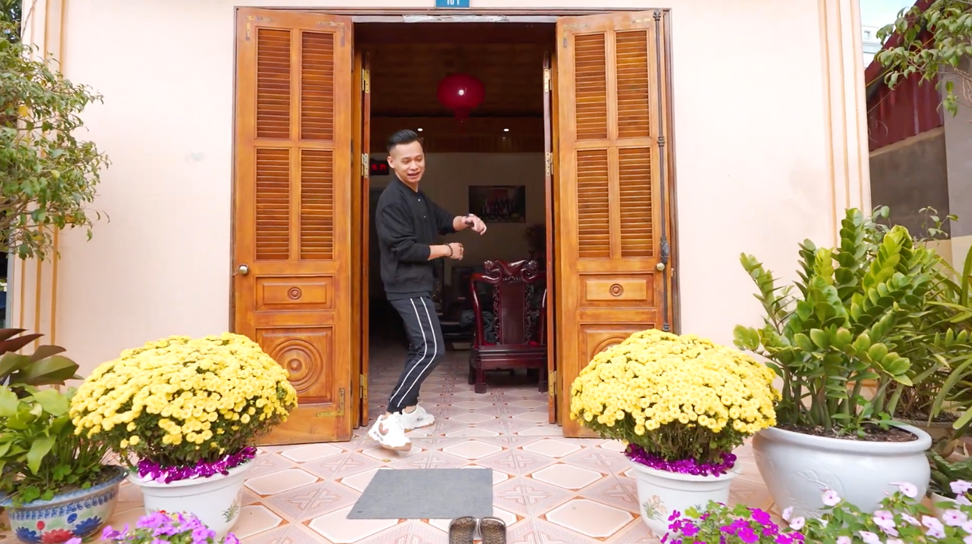 Lối vào phòng khách. Cận cảnh căn nhà 3 tầng của Độ Mixi tại Cao Bằng, hé lộ món quà giá trị lần đầu tặng mẹ ảnh 6