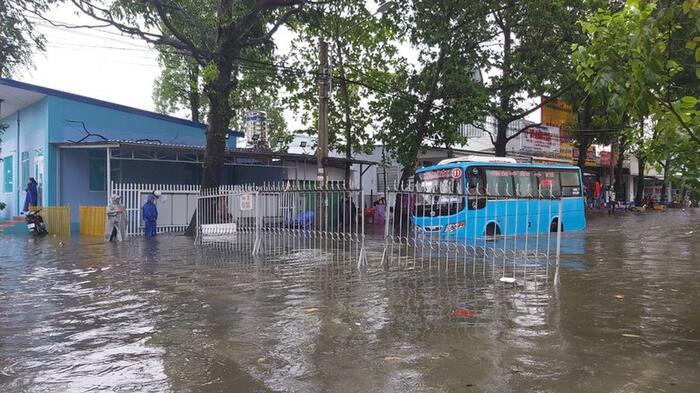 Trước tình hình mưa bão, hơn 70 trường tại Kiên Giang phải cho học sinh nghỉ học ảnh 1