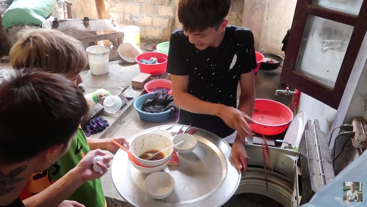 Nam YouTuber khiến dân mạng ngán ngẩm khi “thử nghiệm” rửa chén bát bằng máy giặt ảnh 2