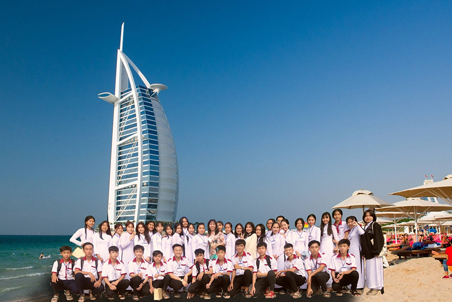 Khi tập thể lớp “đi du lịch“: Ghé thăm từ vịnh Hạ Long, sang Dubai cho tới sao Hỏa! ảnh 8