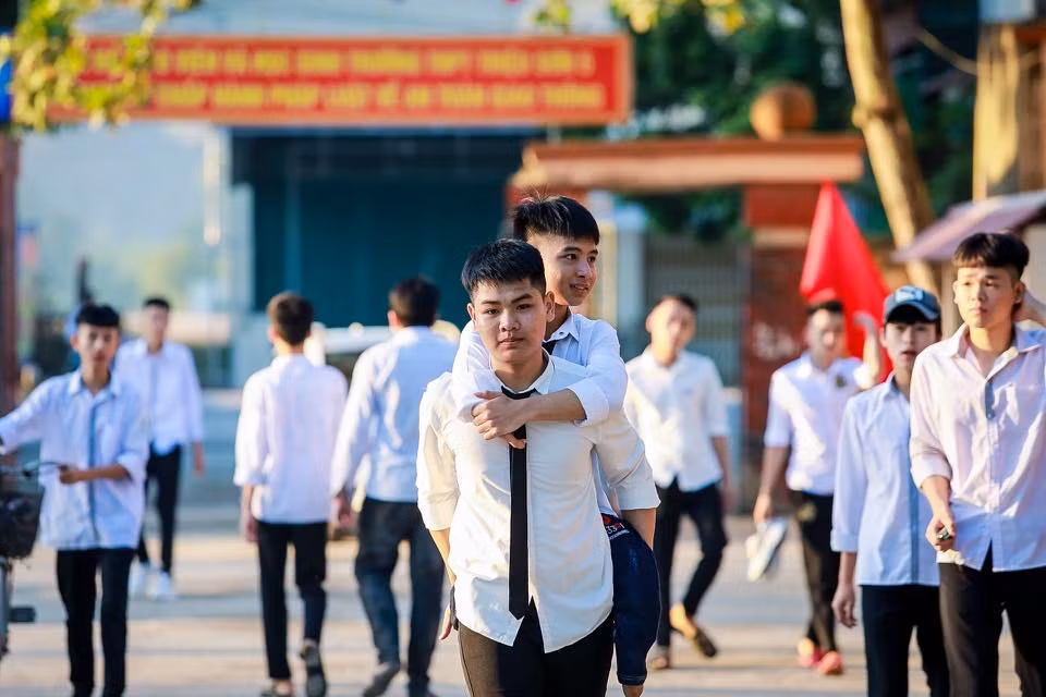 Đôi bạn thân cõng nhau đến lớp trong 10 năm giành điểm số xuất sắc kỳ thi tốt nghiệp THPT ảnh 1