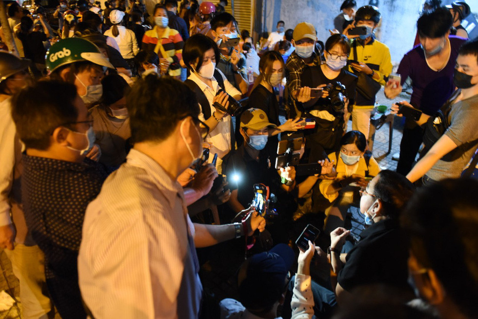 Phản cảm việc nhiều YouTuber chen lấn, xô đẩy để livestream hình ảnh cố nghệ sĩ Chí Tài ảnh 4