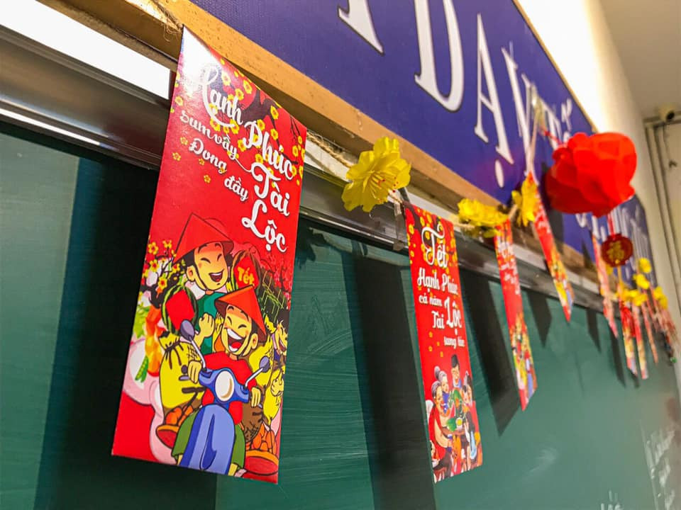 Teen Ninh Bình trang hoàng lớp học đón Tết: Lì xì, câu đối đỏ, bánh chưng xanh đều có đủ! ảnh 6