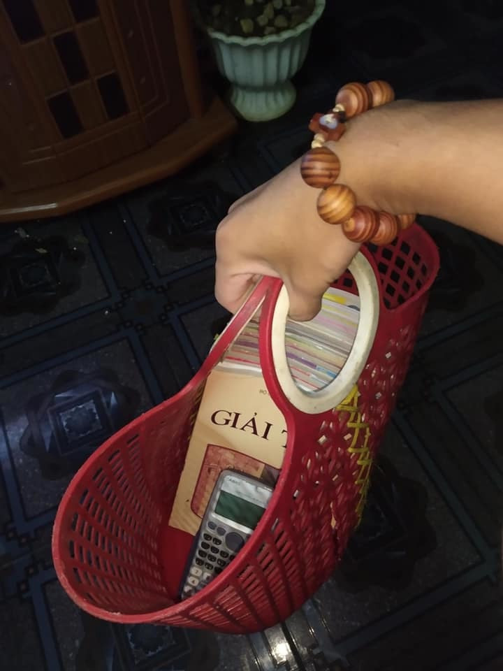 Đầu năm học đi nhận lớp mang cặp gì cho “chất“: Nhiều bạn teen chọn... làn đi chợ! ảnh 1