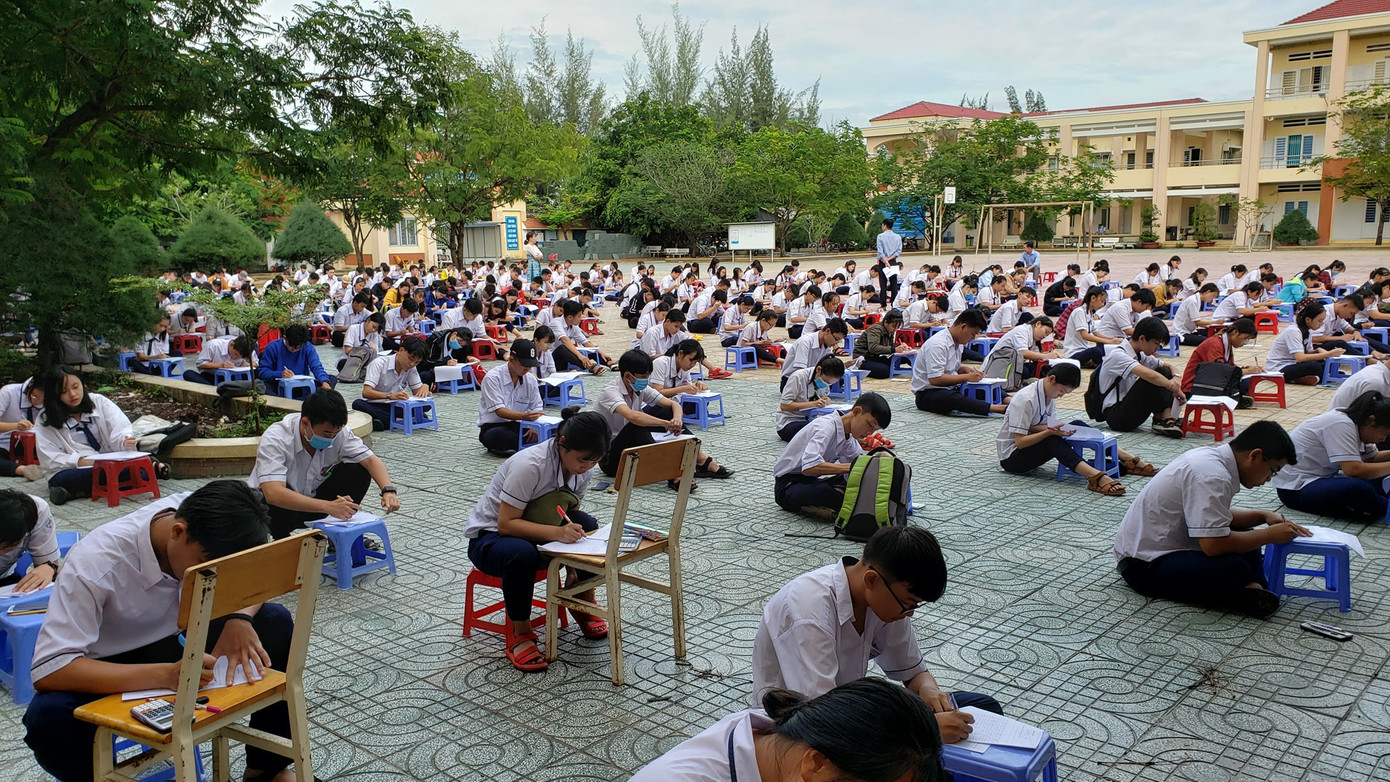Trường THPT tại TP.HCM cho học sinh làm bài kiểm tra dưới sân trường để chống gian lận ảnh 4