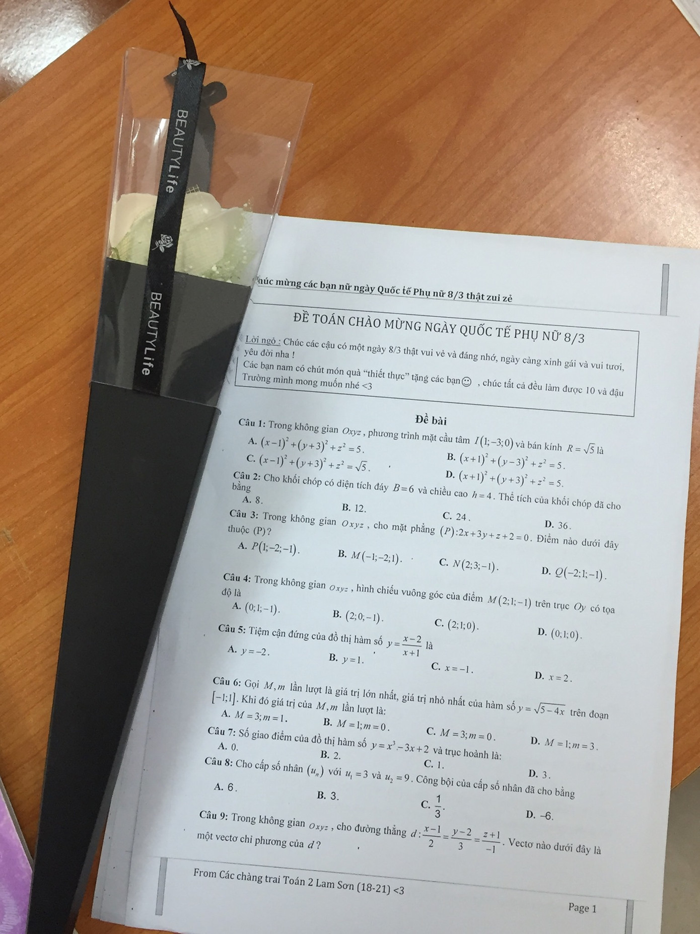 Còn đây có lẽ là món quà "đau khổ" nhất. (Ảnh: Nguyễn Cường) Những món quà của “hội nam sinh lớp người ta“: Từ chất phát ngất tới siêu lầy lội! ảnh 11