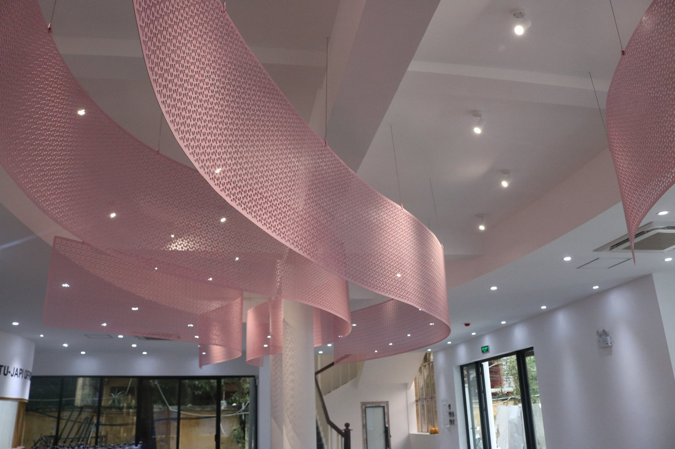 Tòa nhà màu hồng “công chúa” siêu dễ thương của ĐH Ngoại Thương, sinh viên tha hồ check-in ảnh 5