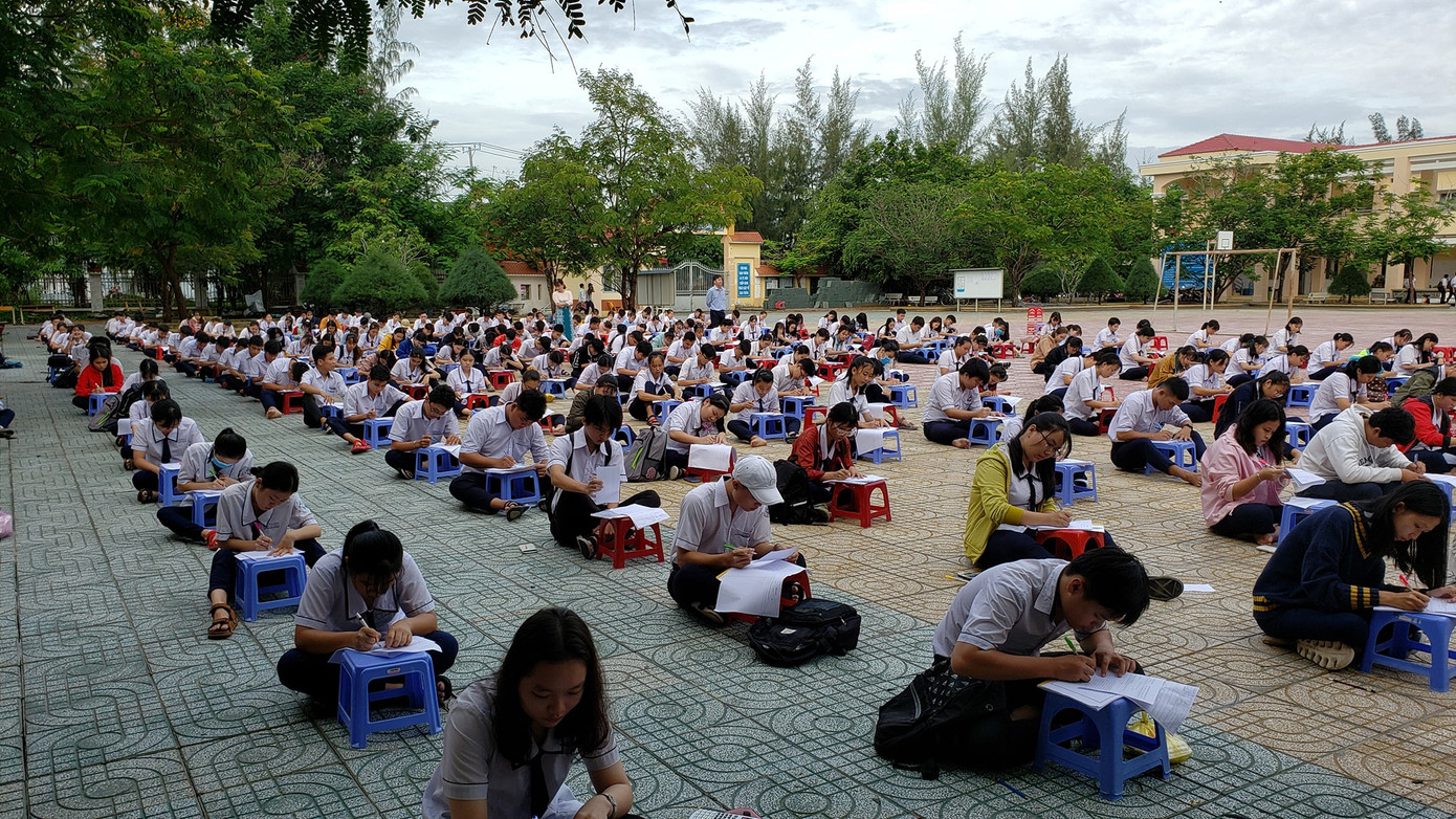 Trường THPT tại TP.HCM cho học sinh làm bài kiểm tra dưới sân trường để chống gian lận ảnh 1