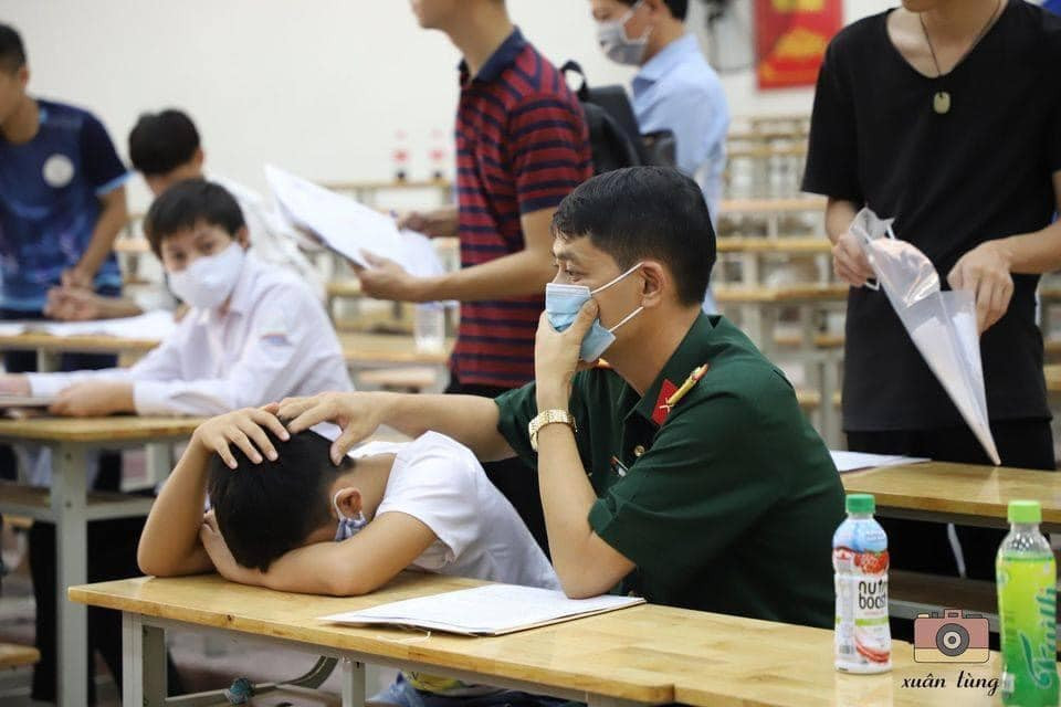 Hình ảnh gây xúc động: Bố xoa đầu, động viên con trai trong ngày làm thủ tục nhập học ảnh 1