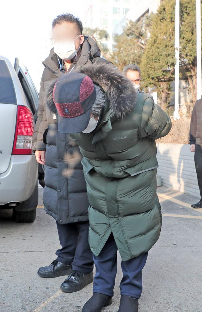 Nhãn hàng áo phao Cho Doo Soon mặc ngày ra tù rơi vào khủng hoảng, xin báo đài che mờ logo ảnh 3