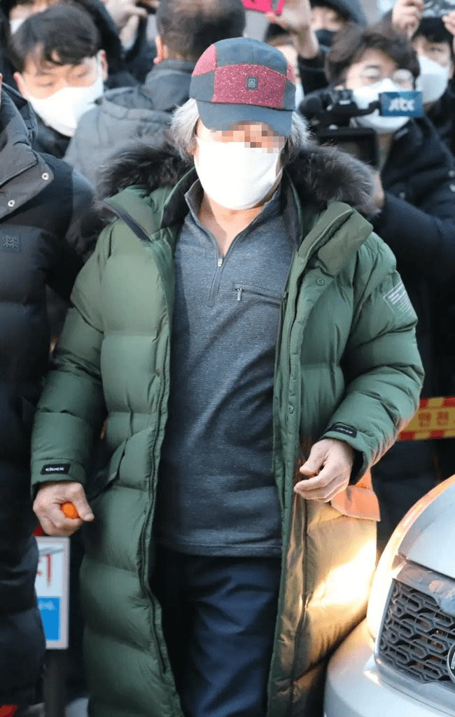 Nhãn hàng áo phao Cho Doo Soon mặc ngày ra tù rơi vào khủng hoảng, xin báo đài che mờ logo ảnh 4