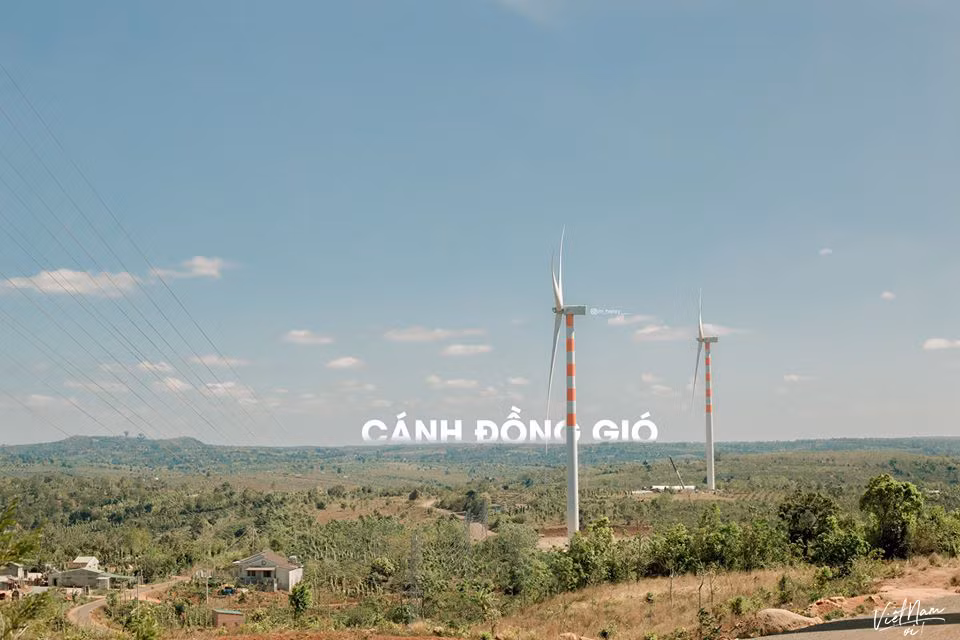 Nếu có dịp ghé Đắk Lắk, đừng quên “sống ảo” ở cánh đồng quạt gió “siêu to khổng lồ“ ảnh 1