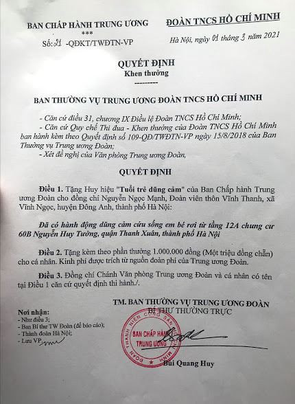“Người hùng” cứu bé gái rơi từ tầng 12 được TƯ Đoàn trao tặng huy hiệu “Tuổi trẻ dũng cảm“ ảnh 2