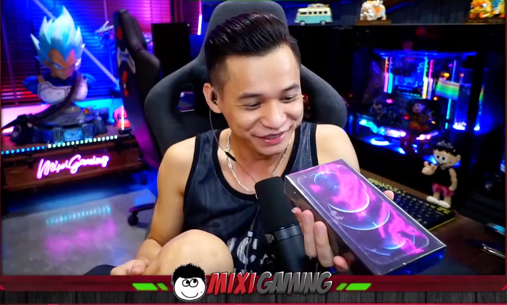 Hot streamer Độ Mixi quay clip “đập hộp” iPhone 12 Pro Max cùng loạt biểu cảm cực “bá đạo“ ảnh 1