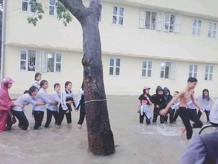 Nhiều teen vô tư nô đùa giữa trời mưa lớn, nước ngập tới đầu gối khiến dân mạng lo lắng ảnh 4