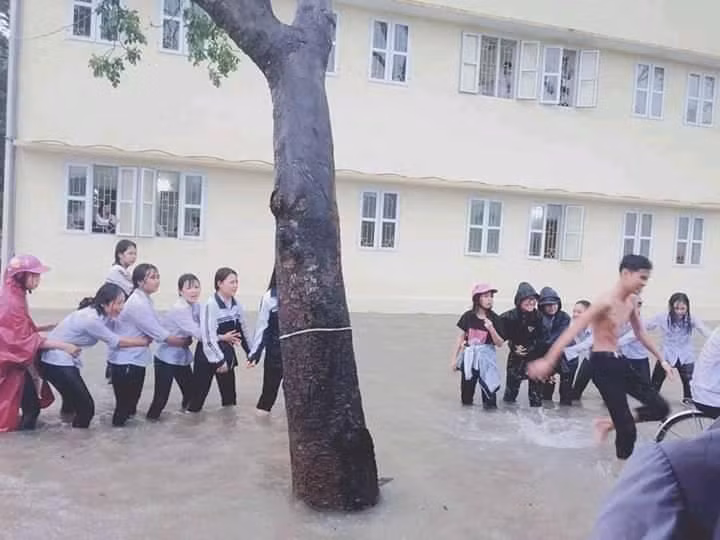 Nhiều teen vô tư nô đùa giữa trời mưa lớn, nước ngập tới đầu gối khiến dân mạng lo lắng ảnh 4