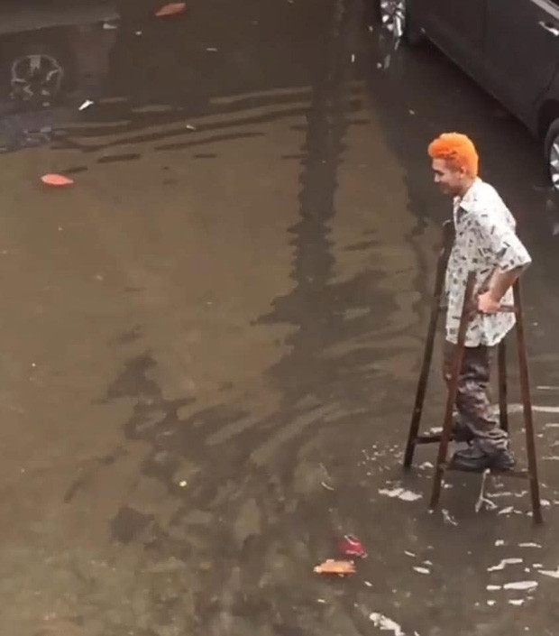 Sinh viên đi học mùa mưa: Cà kheo là “phương tiện” số 1 được lựa chọn! ảnh 1