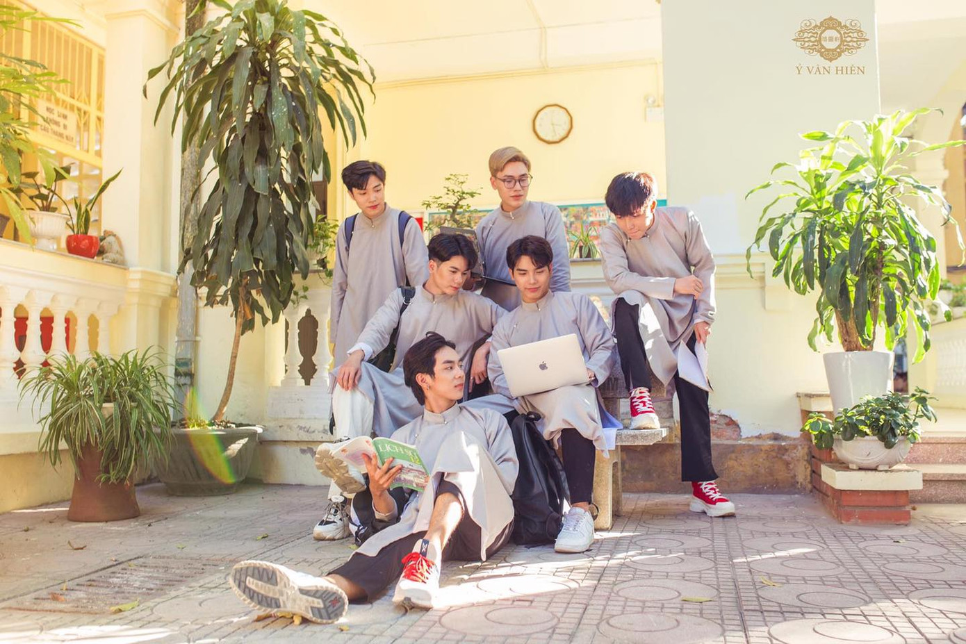 Ai bảo con trai mặc áo dài là không đẹp thì xem ngay bộ ảnh này, chắc chắn sẽ nghĩ khác! ảnh 12