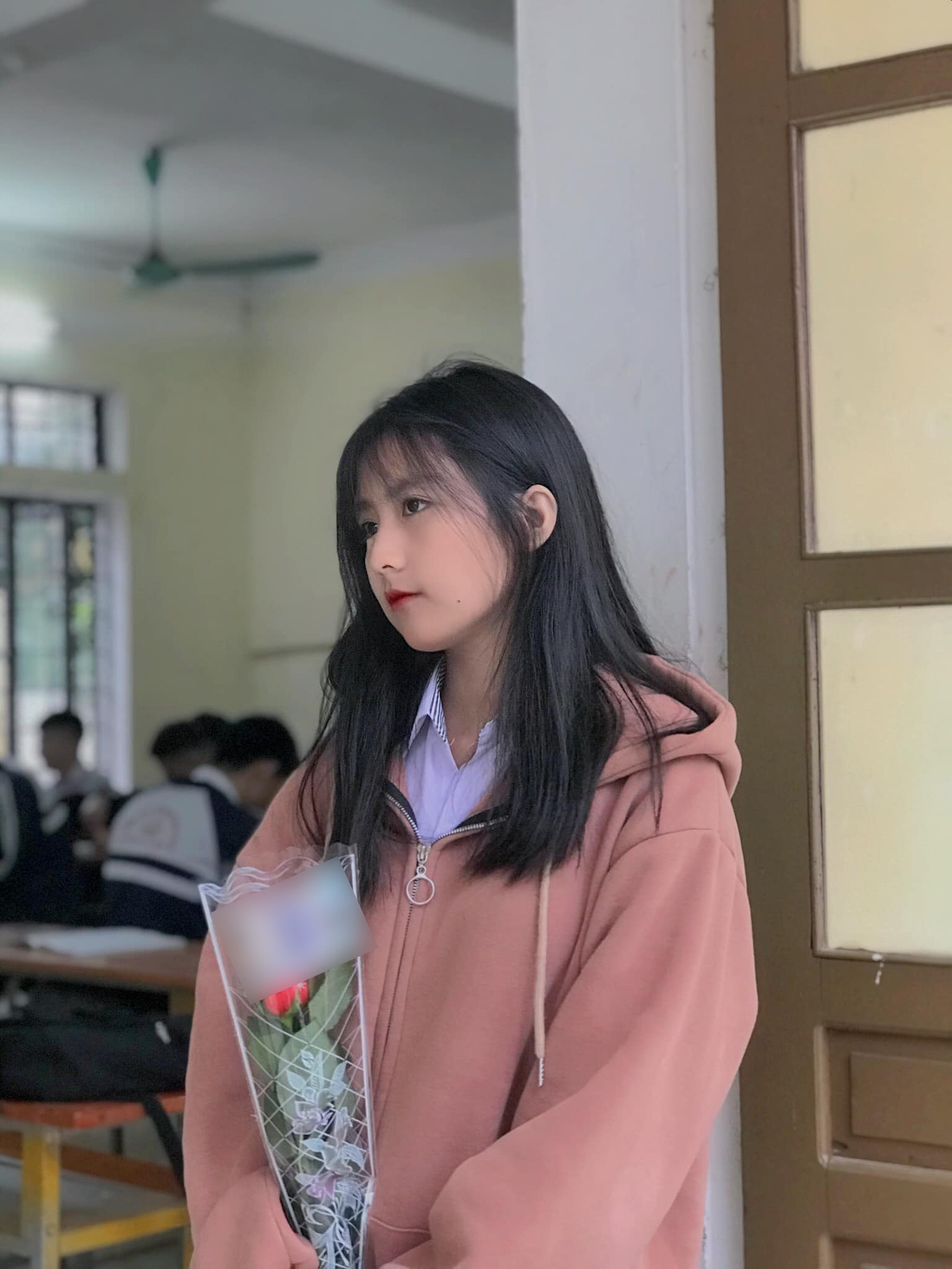 Chụp ảnh “sương sương” đứng trước cửa lớp, nữ sinh Hà Tĩnh được dân mạng “rần rần” thả tim ảnh 1