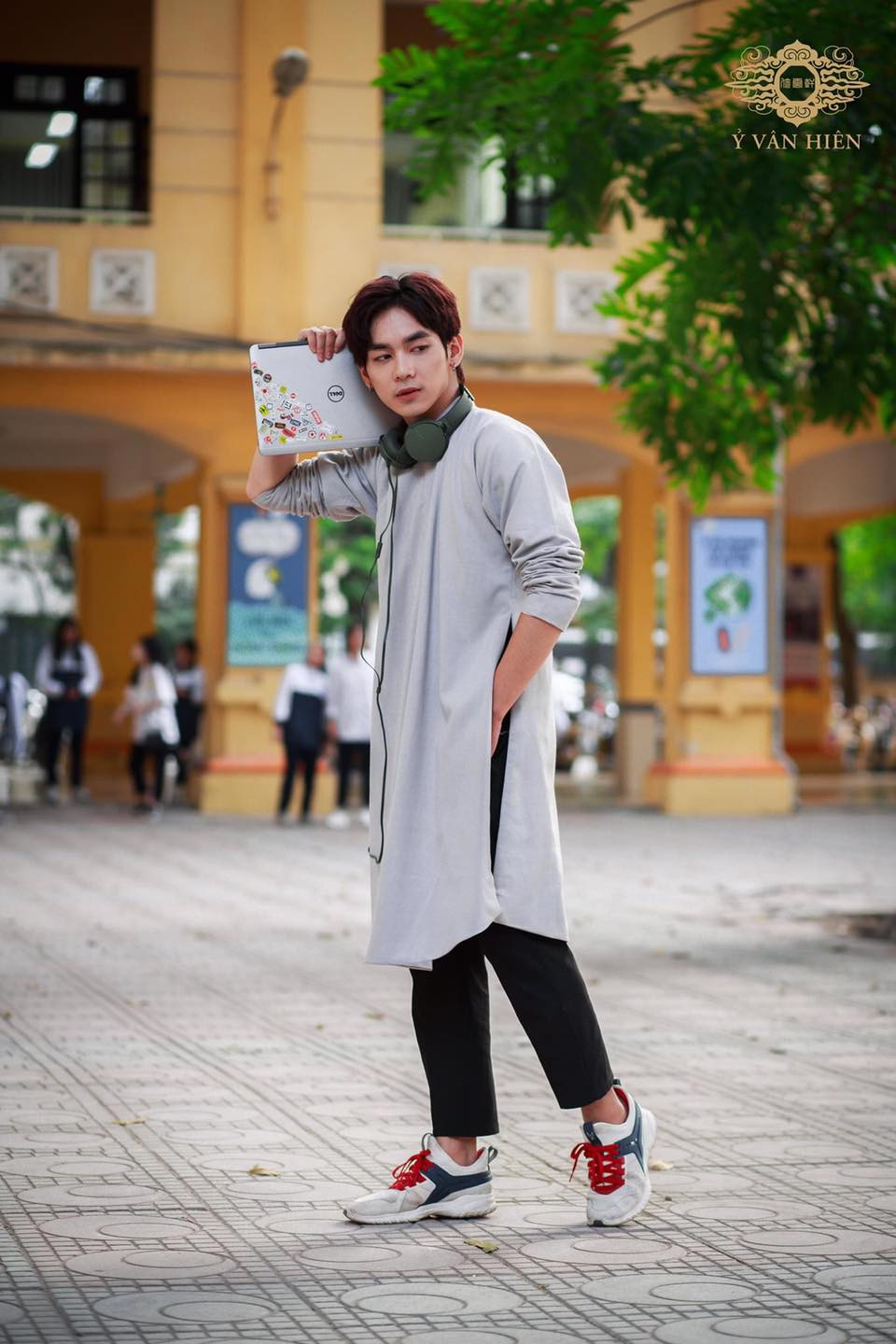 Ai bảo con trai mặc áo dài là không đẹp thì xem ngay bộ ảnh này, chắc chắn sẽ nghĩ khác! ảnh 8