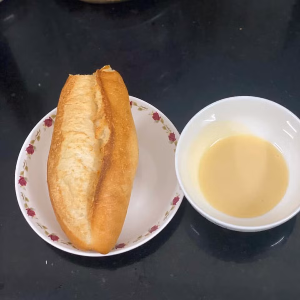 Món bánh mì chấm sữa đặc “thần thánh” của người Việt bỗng làm “dậy sóng” dân mạng quốc tế ảnh 1
