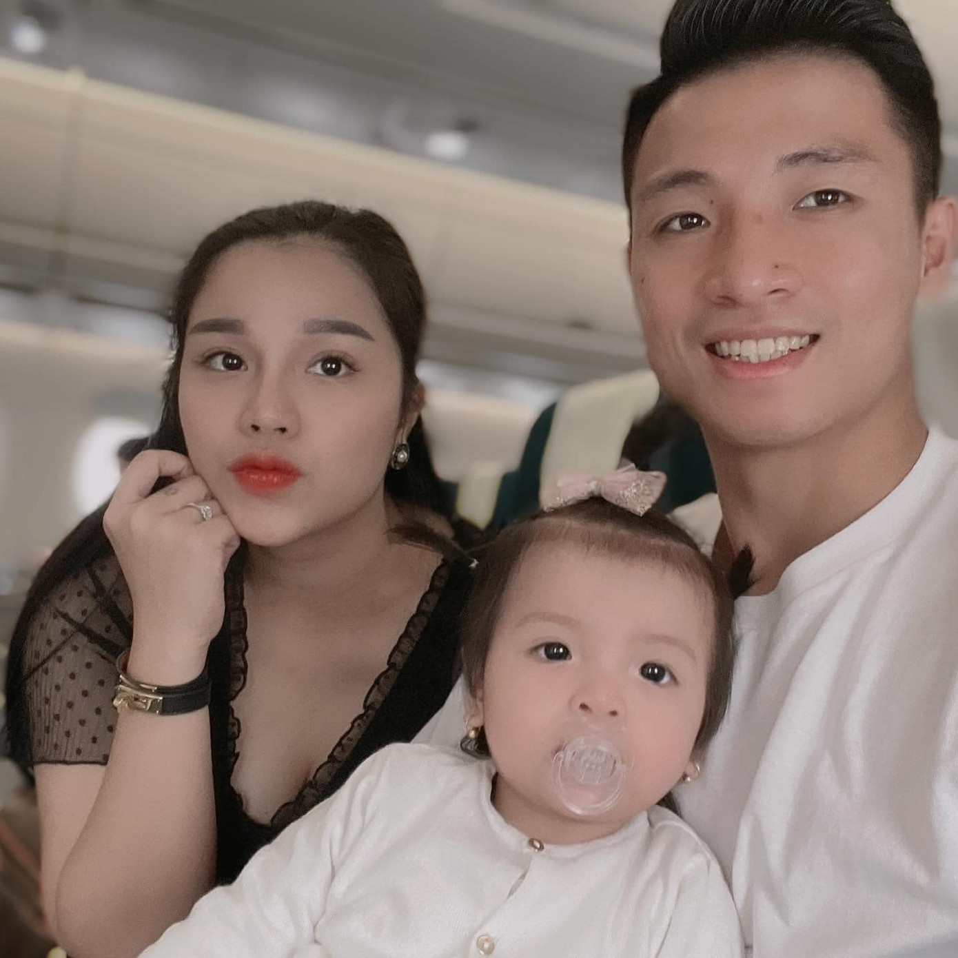 Dàn cầu thủ đình đám diện dresscode trắng xuất hiện trong đám cưới Công Phượng ở Phú Quốc ảnh 1