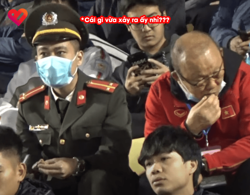 Hành động dễ thương của HLV Park Hang Seo: Chia thanh kẹo cho cán bộ an ninh ngồi cạnh ảnh 3