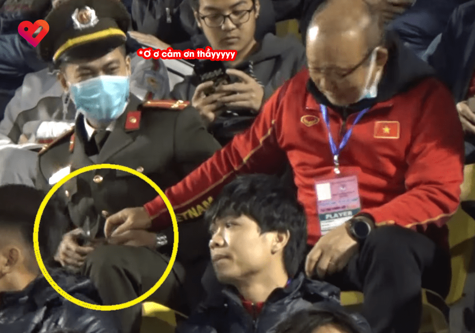 Hành động dễ thương của HLV Park Hang Seo: Chia thanh kẹo cho cán bộ an ninh ngồi cạnh ảnh 2